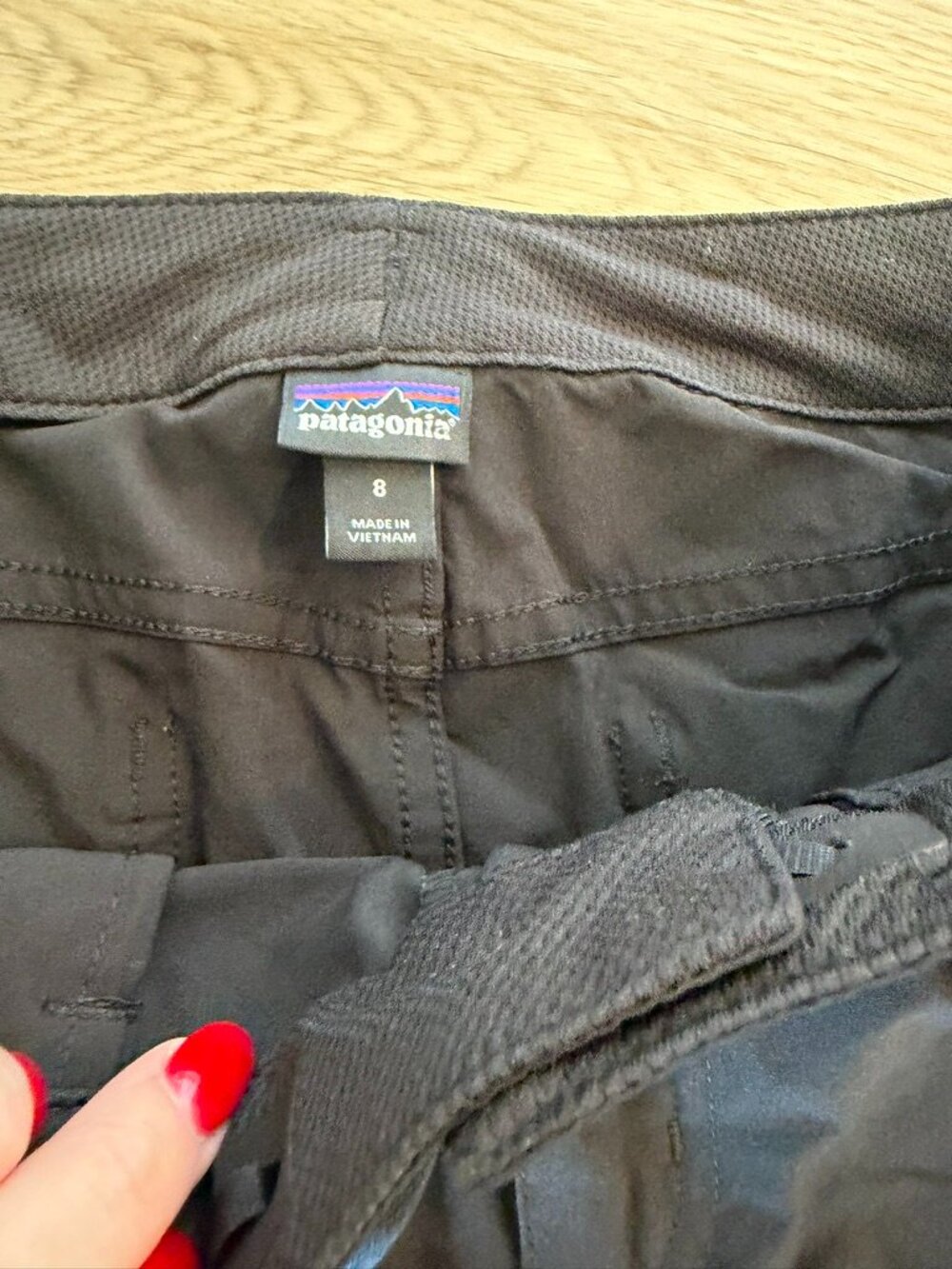 PATAGONIA WOMENS BLACK NYLON BERMUDA SHORTS SZ 8 - Picture 5 of 6